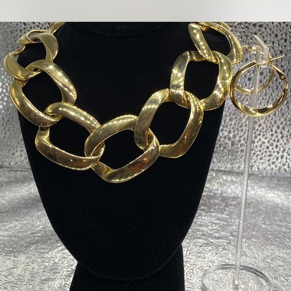 Gold ChunKeee Chain Link Necklace and Hoop Earrings Set - Picture 7 of 7
